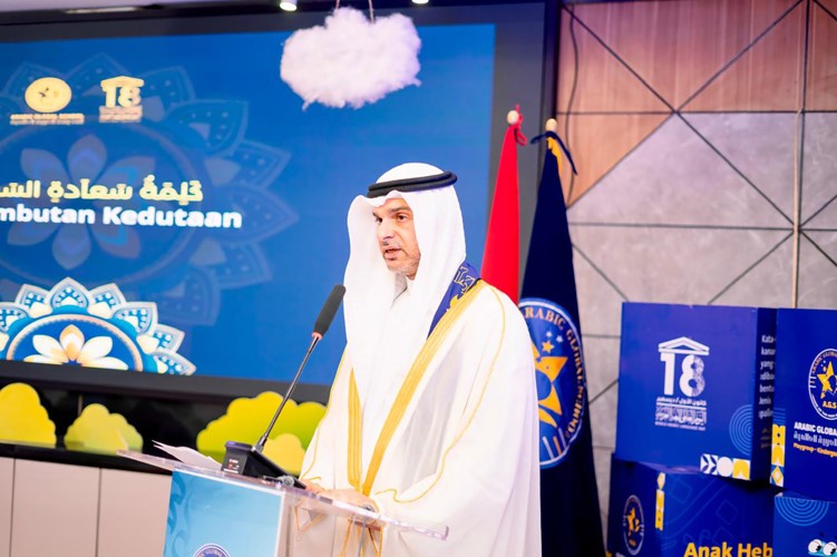 سفير دولة الكويت لدى الجمهورية الإندونيسية يلقي كلمته خلال احتفال اليوم العالمي للغة العربية في جاكرتا