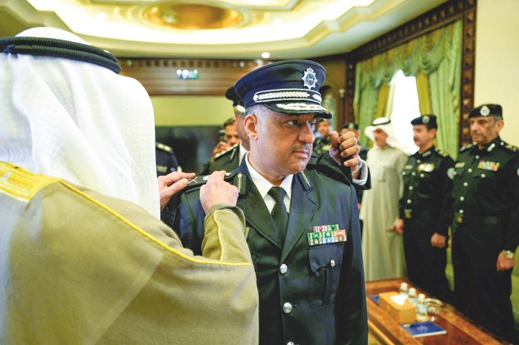 رئيس مجلس الوزراء بالإنابة ووزير الداخلية الشيخ فهد اليوسف مقلدا عبدالوهاب الوهيب رتبة لواء