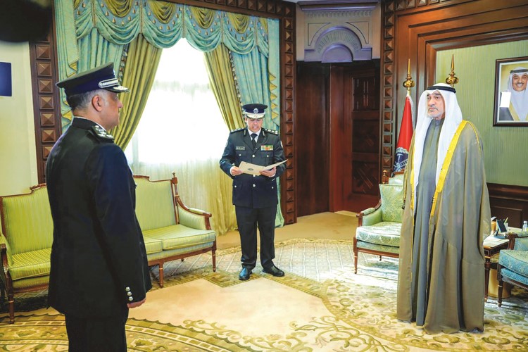 رئيس مجلس الوزراء بالإنابة ووزير الداخلية الشيخ فهد اليوسف 
مع اللواء عبدالوهاب الوهيب