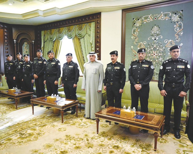 مدير عام الإدارة العامة للتحقيقات اللواء الحقوقي د. فيصل المكراد متوسطا اللواء حامد الدواس واللواء علي مسفر العدواني واللواء حمد المنيفي واللواء مجبل بن شوق وعددا من القيادات في الداخلية