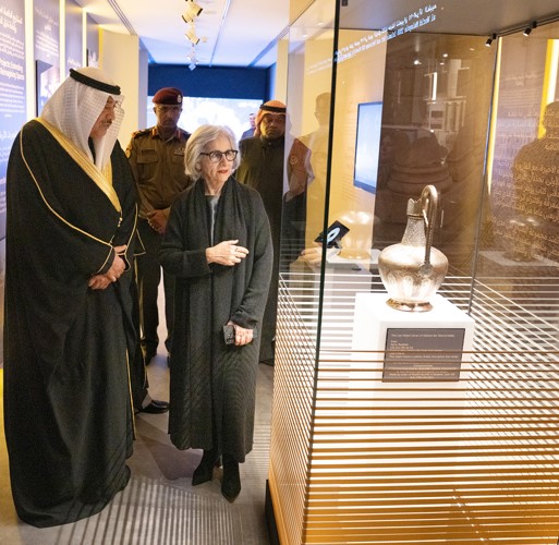 سمو ولي العهد الشيخ صباح الخالد يستمع من الشيخة حصة الصباح إلى شرح حول المقتنيات المعروضة
