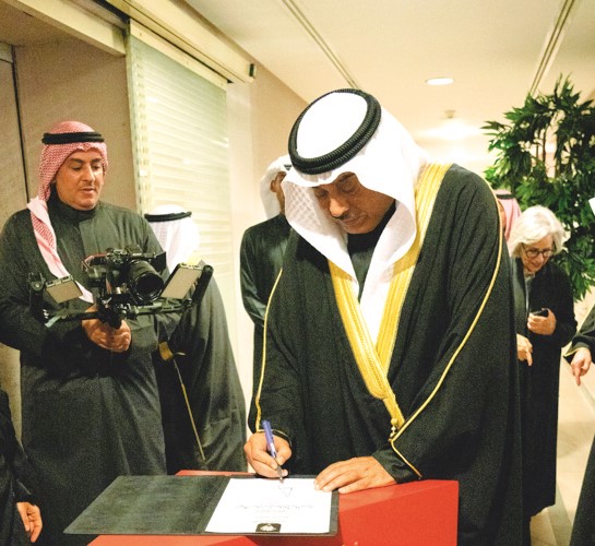 سمو ولي العهد الشيخ صباح الخالد لدى توقيع سموه على السجل الخاص بافتتاح معرض بين تحفتين نشأة دار الاثار الإسلامية