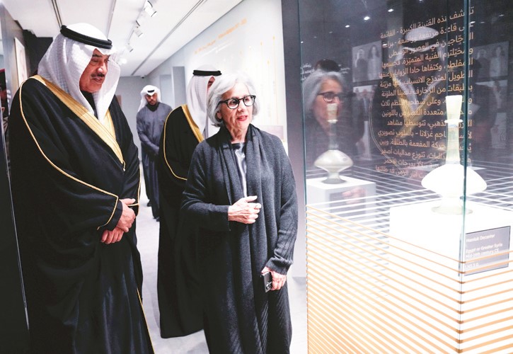 سمو ولي العهد الشيخ صباح الخالد يستمع من الشيخة حصة الصباح إلى شرح عن مقتنيات المعرض