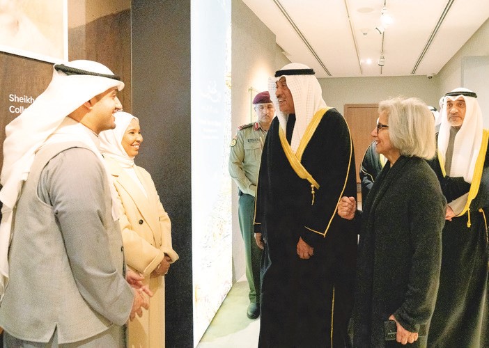 سمو ولي العهد الشيخ صباح الخالد والشيخة حصة الصباح ورئيس الوزراء بالإنابة الشيخ فهد اليوسف خلال جولة في المعرض