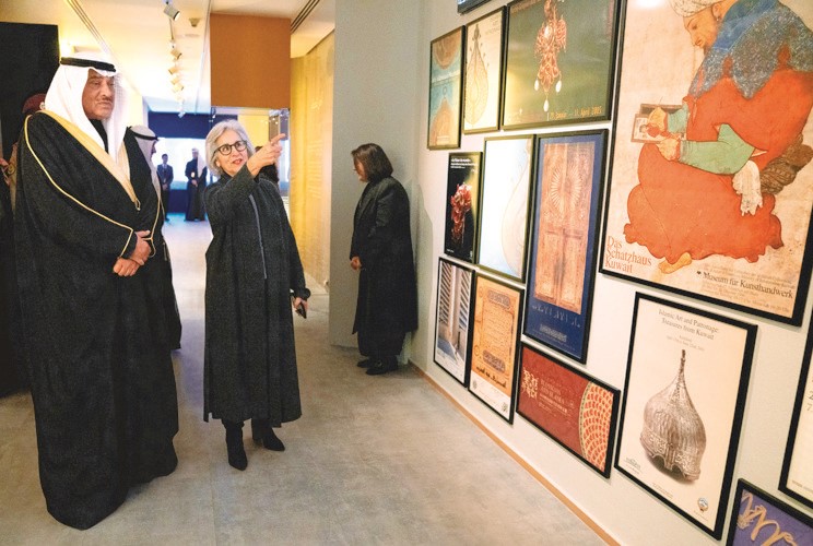 سمو ولي العهد الشيخ صباح الخالد والشيخة حصة الصباح وشرح عن عدد من المقتنيات المعروضة بالمعرض