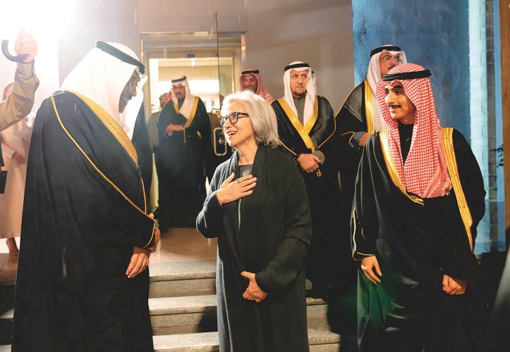 سمو ولي العهد الشيخ صباح الخالد في حديث باسم مع المشرف العام لدار الآثار الإسلامية الشيخة حصة الصباح بحضور رئيس ديوان سمو ولي العهد الشيخ ثامر جابر الأحمد ويبدو نائب رئيس الوزراء ووزير الدولة لشؤون مجلس الوزراء شريدة المعوشرجي ووزير التربية م.سيد جلال الطبطبائي
