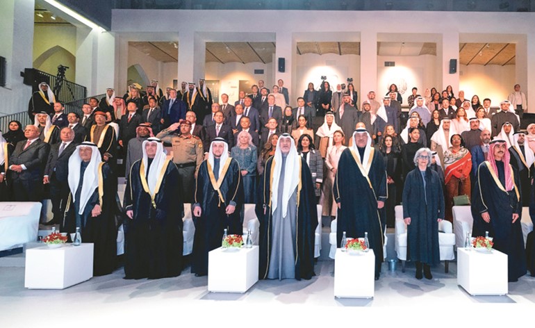 سمو ولي العهد الشيخ صباح الخالد ورئيس مجلس الوزراء بالإنابة الشيخ فهد اليوسف ونائب رئيس الوزراء ووزير الدولة لشؤون مجلس الوزراء شريدة المعوشرجي ووزير الإعلام والثقافة ووزير الدولة لشؤون الشباب عبدالرحمن المطيري والمشرف العام لدار الآثار الإسلامية الشيخة حصة الصباح
ورئيس ديوان سمو ولي العهد الشيخ ثامر جابر الأحمد ووزير التعليم العالي والبحث العلمي د.نادر الجلال خلال النشيد الوطني