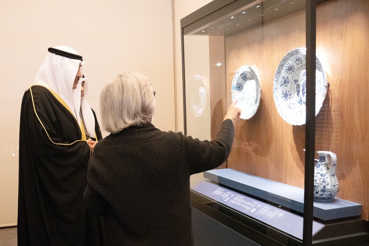 سمو ولي العهد الشيخ صباح الخالد خلال جولة على مقتنيات المعرض
