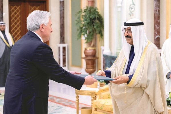 صاحب السمو الأمير الشيخ مشعل الأحمد يتسلم أوراق اعتماد السفير غادي الخوري سفيرا للجمهورية اللبنانية