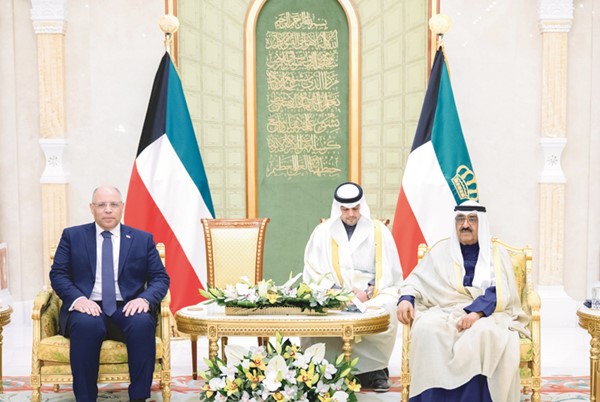 صاحب السمو الأمير الشيخ مشعل الأحمد خلال استقبال السفير المصري محمد جابر أبوالوفا