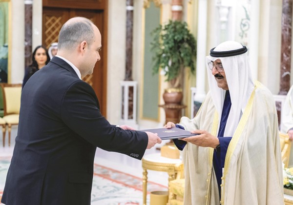 صاحب السمو الأمير الشيخ مشعل الأحمد يتسلم أوراق اعتماد السفير مكسيم صبح سفيرا لجمهورية اوكرانيا