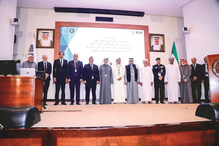 مدير عام معهد الكويت للابحاث العلمية د.فيصل الحميدان متوسطا رئيس جمعية علوم وتقنية المياه الخليجية م.حمد الحاتمي وممثل الأمانة العامة لمجلس التعاون لدول الخليج العربية د.محمد الرشيدي وأمين عام اتحاد مجالس البحث العلمي العربية د.عبدالمجيد بن عمارة وعددا من المشاركين في الورشة(محمد هاشم)