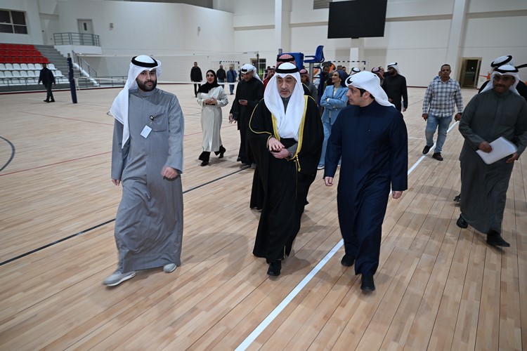 رئيس مجلس الوزراء بالإنابة ووزير الداخلية الشيخ فهد اليوسف ووزير الاعلام ووزير الدولة لشؤون الشباب عبدالرحمن المطيري ورئيس مجلس إدارة نادي الفحيحيل حمد الدبوس في جولة على المرافق الجديدة للنادي