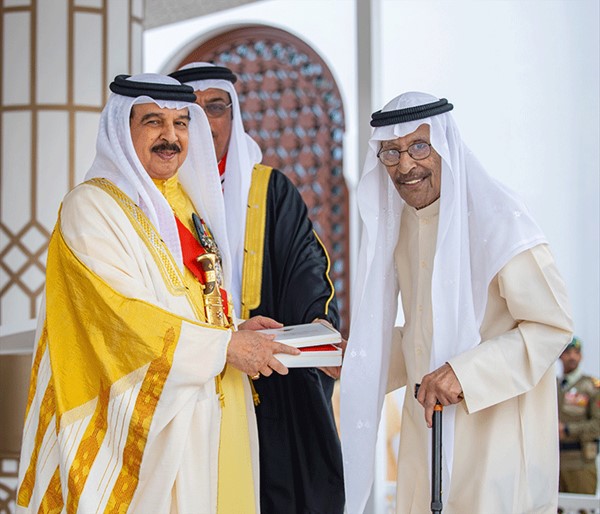 العاهل البحريني يمنح "وسام البحرين" للشاعر بدر بورسلي