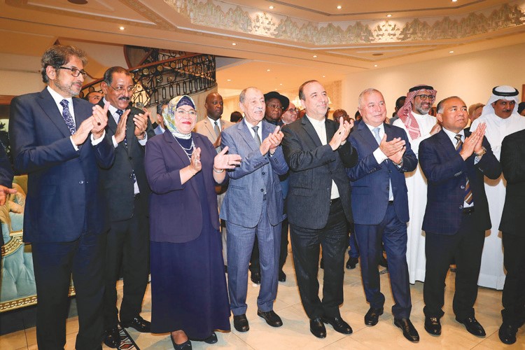 سفراء طاجيكستان د.زبيدالله زبيدوف وإيران محمد توتونجي والجزائر عمر بلحاج وإندونيسيا لينا ماريانا وليبيا سليمان الساحلي خلال حفل إطلاق الكتاب