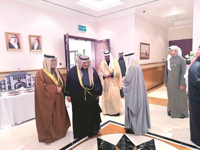 سمو الشيخ ناصر المحمد وسمو الشيخ أحمد النواف خلال زيارة السفارة البحرينية لتقديم التهاني بمناسبة الذكرى الرابعة والخمسين للعيد الوطني لمملكة البحرين والذكرى السادسة والعشرين لتولي الملك حمد بن عيسى آل خليفة ملك مملكة البحرين مقاليد الحكم