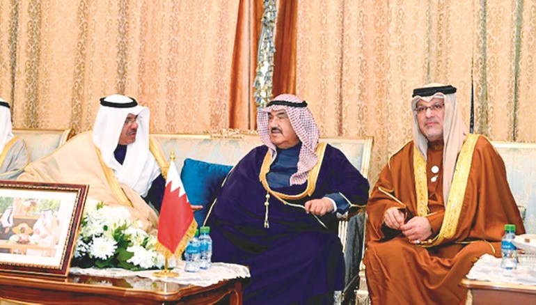 سمو الشيخ ناصر المحمد وسمو الشيخ أحمد النواف مع السفير البحريني صلاح المالكي