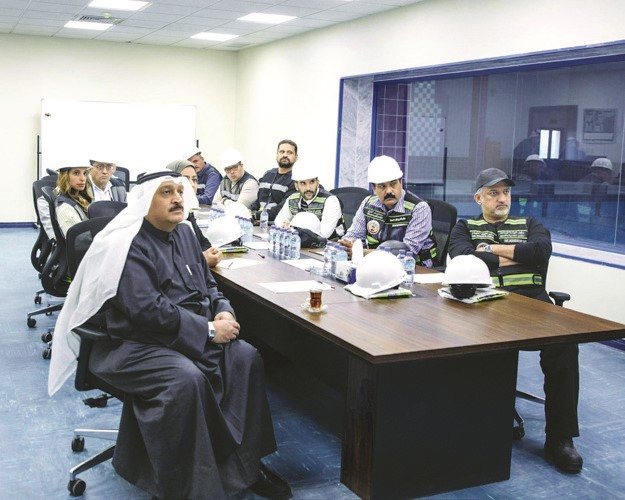 وزير الصحة يستمع إلى شرح تفصيلي حول مراحل التنفيذ الحالية ونسب الإنجاز