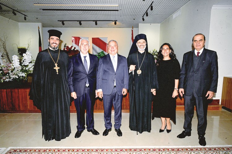 السفير اللبناني لدى البلاد غادي الخوري متوسطا سفير طاجيكستان د.زبيدالله زبيدوف والمطران غطاس هزيم والأب أفرام خلال الحفل			(متين غوزال)