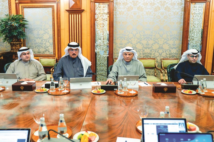 المستشار ناصر السميط وم.سيد جلال الطبطبائي ود.نادر الجلال وعبداللطيف المشاري