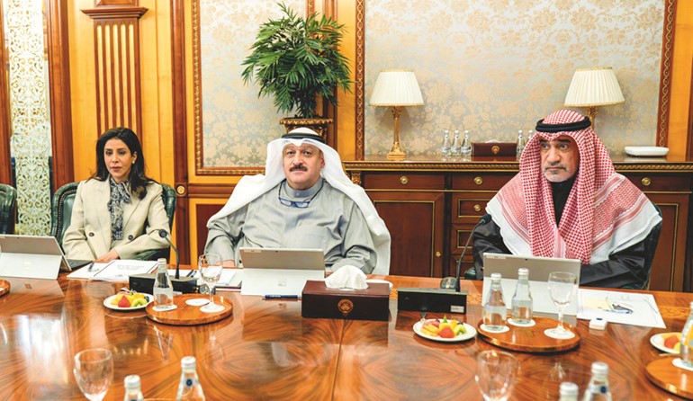 رئيس مجلس الوزراء بالإنابة ووزير الداخلية الشيخ فهد اليوسف مترئسا الاجتماع بحضور د.أحمد العوضي ود.نورة المشعان