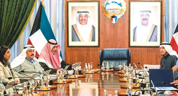 رئيس مجلس الوزراء بالإنابة ووزير الداخلية الشيخ فهد اليوسف مترئسا الاجتماع بحضور شريدة المعوشرجي ود.نورة المشعان ود.أحمد العوضي