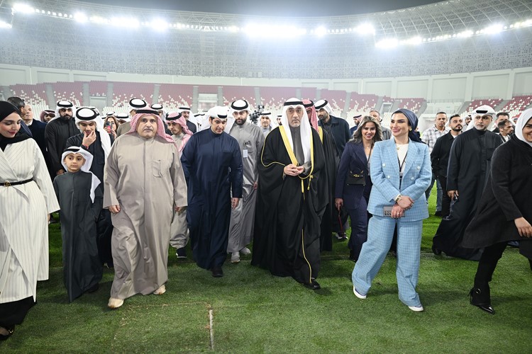 الشيخ فهد اليوسف وعبدالرحمن المطيري وحمد الدبوس خلال جولة داخل ملعب الفحيحيل الجديد
