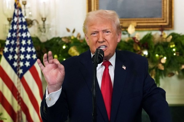 الرئيس الأميركي دونالد ترامب يلقي خطابًا للأمة من قاعة الاستقبال الدبلوماسي بالبيت الأبيض (أ.ف.پ)
