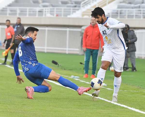 لاعب الشباب أوغوستو ينقض على الكرة من أمام لاعب الجهراء عبيد رافع