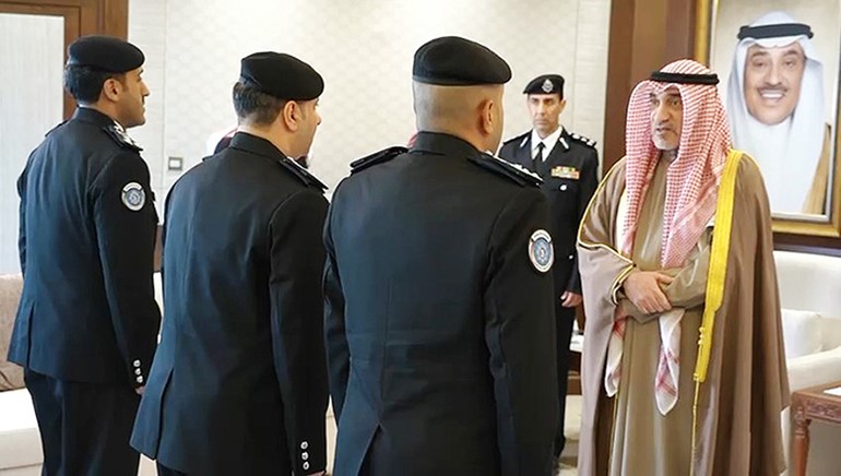 النائب الأول لرئيس مجلس الوزراء ووزير الداخلية الشيخ فهد اليوسف متحدثا إلى الضباط المرقين