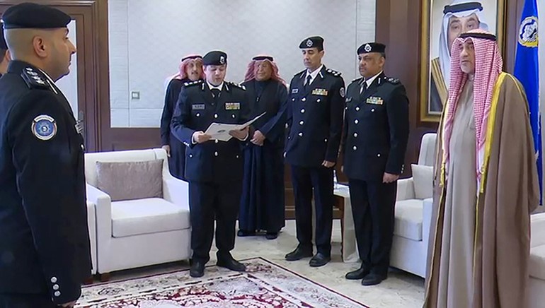 النائب الأول لرئيس مجلس الوزراء ووزير الداخلية الشيخ فهد اليوسف خلال تلاوة مدير إدارة العلاقات العامة العميد ناصر ابو صليب لقرار الترقية