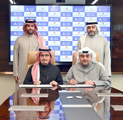مشعل العصيمي وراشد العميري ومحمد الخريجي ومنصور العبيكان خلال التوقيع