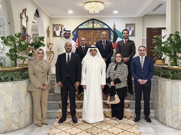  سفيرنا لدى ماليزيا راشد الصالح مع الدبلوماسيين المتدربين في كوالالمبور