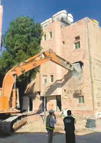 إزالة عقار متهالك مخالف في منطقة الجليب