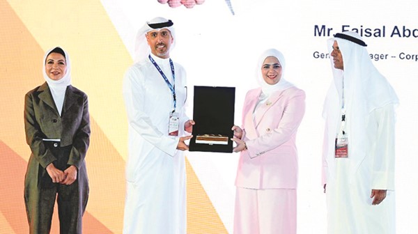 نائب الرئيس التنفيذي بالوكالة فيصل العدساني يتلقى درعا تكريمية من وزيرة المالية ووزيرة الدولة للشؤون الاقتصادية والاستثمار السابقة م.نورة الفصام