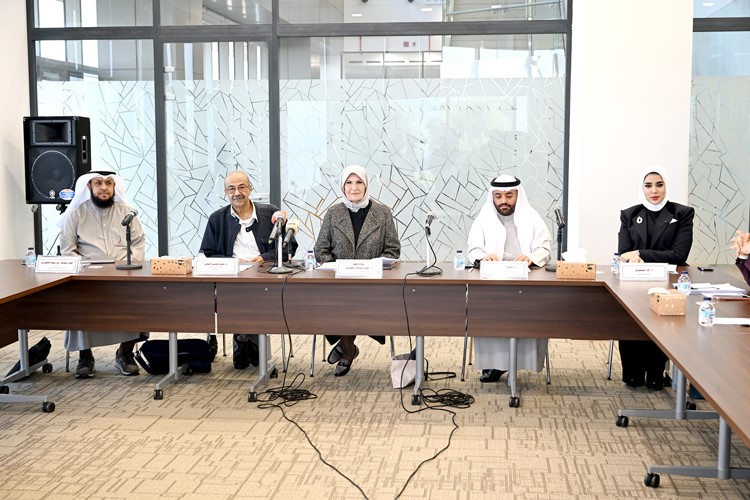 رئيسة معهد المرأة للتنمية والسلام المحامية كوثر الجوعان متوسطة أستاذ القانون العام بكلية الحقوق د.محمد الفيلي وأستاذ الفقه وأصوله بكلية الشريعة والدراسات الإسلامية بجامعة الكويت د.فيصل الميع واللواء متقاعد بدر الغضوري والمحامية آلاء السعيدي خلال ملتقى قانون الأحوال الشخصية (متين غوزال)