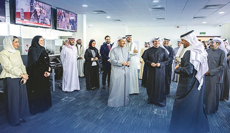 وزير الإعلام والثقافة ووزير الدولة لشؤون الشباب عبدالرحمن المطيري ووزير الإعلام البحريني د.رمزان النعيمي خلال جولة في مبنى إذاعة البحرين والاستديو الرئيسي لمركز الأخبار