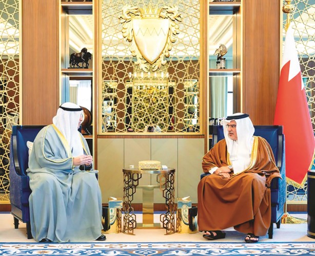 ولي العهد رئيس مجلس الوزراء البحريني صاحب السمو الملكي الأمير سلمان بن حمد آل خليفة خلال استقباله وزير الإعلام والثقافة ووزير الدولة لشؤون الشباب عبدالرحمن المطيري