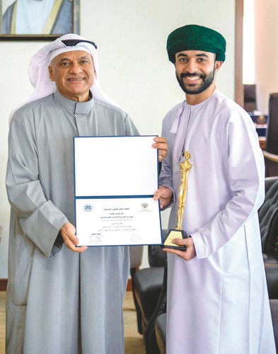 الوزير الجلال مكرما مخرج المسرحية يحيى الخراصي