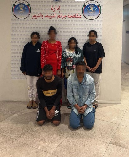 المتهمون بجريمة الاتجار بالبشر قبل إحالتهم للنيابة