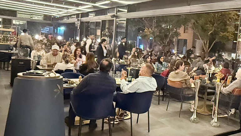 حركة نشطة لمغتربين لبنانيين في احد المطاعم في وسط بيروت (محمود الطويل)
