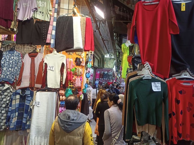 رواج في سوق الملابس المصري بمناسبة أعياد الميلاد ورأس السنة الجديدة