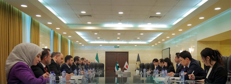 صورة عن الإخبارية السورية لجانب من اجتماع الوفدين السوري والياباني في دمشق