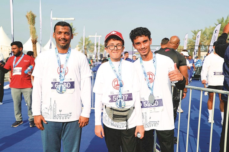 عدد من الموظفين الفائزين