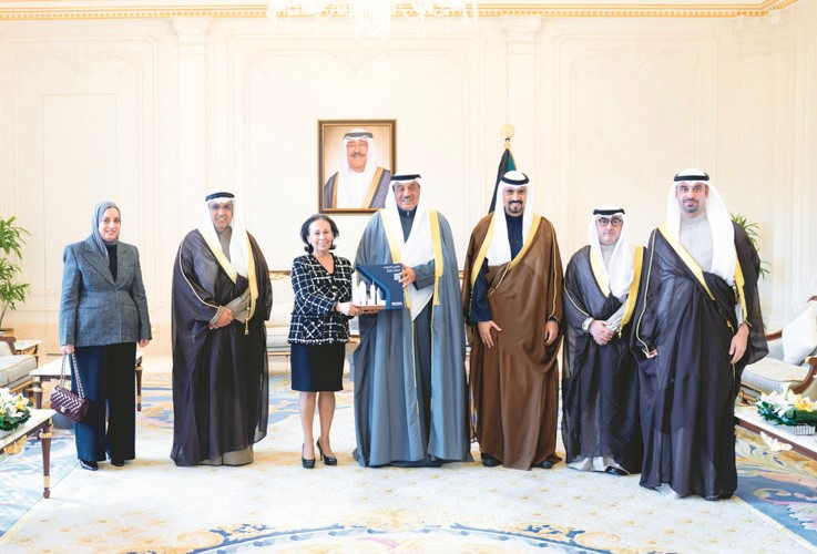 سمو ولي العهد الشيخ صباح الخالد يتسلم التقرير السنوي العاشر لأعمال هيئة تشجيع الاستثمار المباشر لسنة 2024 - 2025 بحضور مدير عام الهيئة الشيخ د.مشعل جابر الأحمد ونائب رئيس مجلس إدارة الهيئة السيدة وفاء القطامي وأعضاء الهيئة
