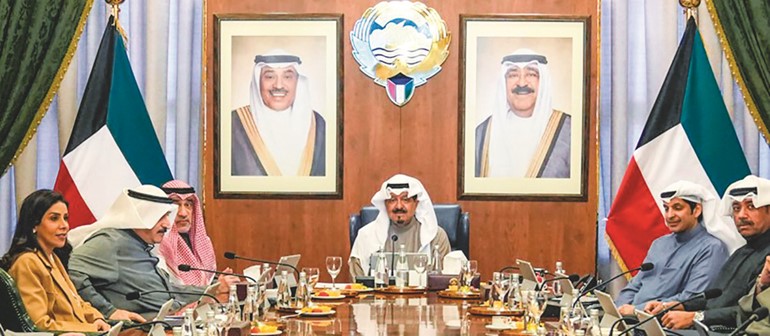 سمو الشيخ أحمد العبدالله رئيس مجلس الوزراء مترئسا الاجتماع بحضور النائب الأول لرئيس مجلس الوزراء ووزير الداخلية الشيخ فهد اليوسف وعبدالرحمن المطيري والشيخ عبدالله العلي ود.أحمد العوضي ود.نورة المشعان