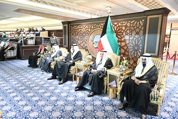 سمو ولي العهد الشيخ صباح الخالد ورئيس مجلس الوزراء سمو الشيخ أحمد العبدالله والشيخ دعيج الخليفة والشيخ علي الجابر والمستشار د.عادل بورسلي