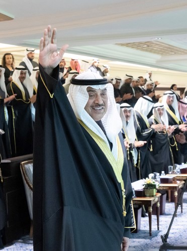 سمو ولي العهد الشيخ صباح الخالد محييا الجمهور أثناء وصوله إلى ستاد جابر