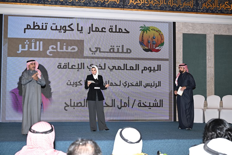 فهد التركي ود.عباس الطراح وحنان الخضري خلال الحفل