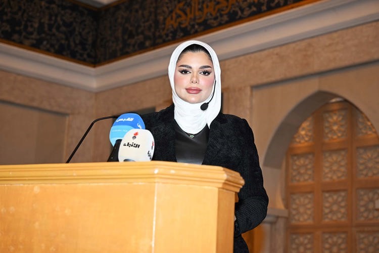 حنان الخضري أثناء تقديم الحفل
